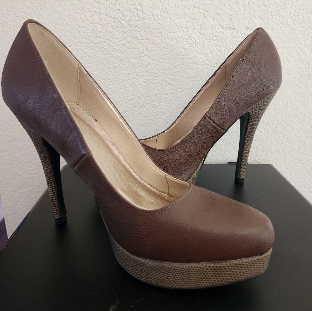 Brown size 7 heel